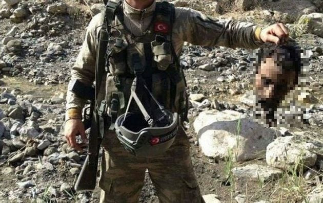 Εικόνες σοκ: Τούρκοι στρατιώτες αποκεφάλισαν Κούρδους συμμάχους των ΗΠΑ στη Συρία (βίντεο)